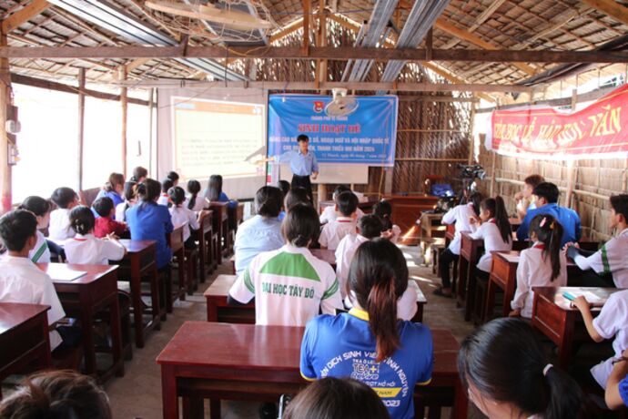 Free English lessons for children from ethnic minority groups in Hâu Giang