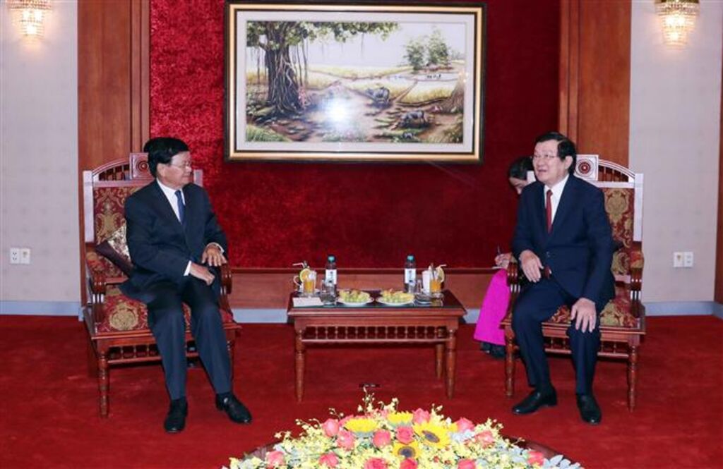 Lao Secretary General and President meets former Vietnamese presidents