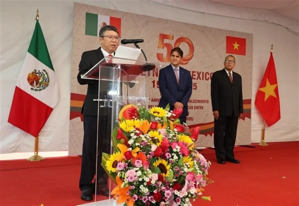 Lors de la cérémonie célébrant le 50e anniversaire de l'établissement des relations diplomatiques entre le Mexique et le Vietnam (19 mai 1975), organisée par l'ambassade du Vietnam au Mexique. Photo : VNA Lors de la cérémonie célébrant le 50e anniversaire de l'établissement des relations diplomatiques entre le Mexique et le Vietnam (19 mai 1975), organisée par l'ambassade du Vietnam au Mexique. Photo : VNA