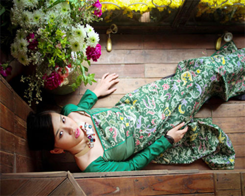 Un ouvrage dans la collection de 30 +ao dai+ dessinées par la styliste Lê Thanh Phuong. Photo : CTV/CVN    