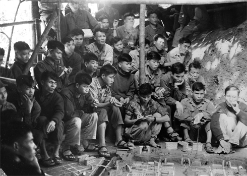 Des soldats de l’Armée de libération de Tri-Thiên Huê (province actuelle de Thua Thiên-Huê, Centre) peaufinent leur stratégie d’attaque avant un combat.       Photo : Photo : Archives AVI/CVN