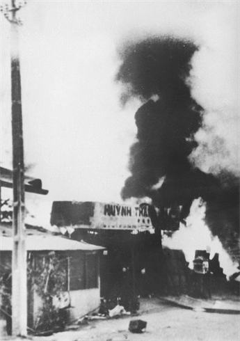 Destruction d’entrepôts de l’Armée américaine dans le chef-lieu de My Tho (province du même nom, celle actuelle de Tiên Giang, Sud).       Photo : Archives AVI/CVN