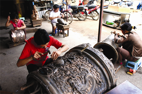 Dernières touches sur un produit à l’atelier Mai Hoa.