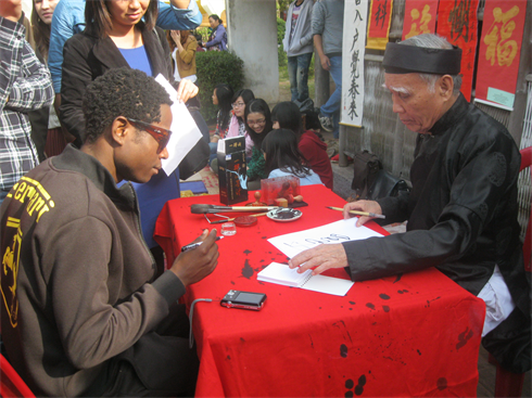 Un atelier de calligraphie organisé dans le cadre du programme du Têt du Serpent.   Photo : Hoàng Giang/CVN