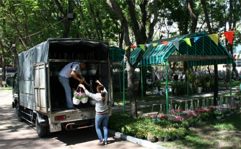 Les commerçants transportent les corbeilles de fleurs d’orchidées. Photo : Minh Thu/CVN 