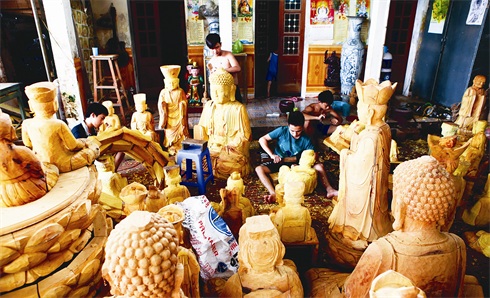 Un coin d’un atelier de fabrication des statues de Son Dông