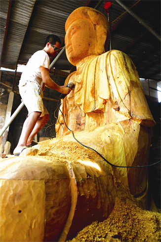 Chaque artisan est chargé d’une partie de la statue