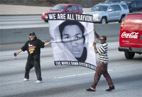 Des personnes manifestent leur colère en bloquant la circulation sur une artère de Los Angeles, le 14 juillet. Photo : AFP/VNA/CVN