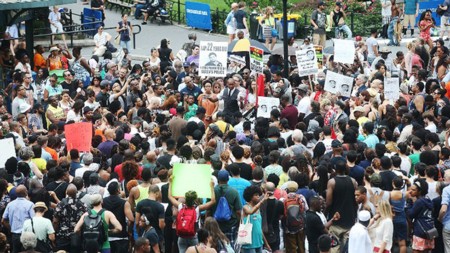 Selon les agences de presse, des milliers de personnes ont manifesté contre l’acquittement de George Zimmerman, le 14 juillet à New York. Photo : Net/CVN