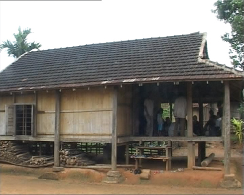 Maison sur pilotis traditionnelle des Cadong dans le district de Son Tây.    