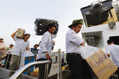 Les proches des soldats en mission à Truong Sa débarquent sur l’île chargés de cadeaux soigneusement enveloppés pour les offrir à un mari, à un frère ou à un ami. 