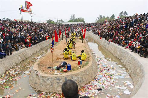 C’est dans la cour de la maison communale du village de Huong Canh que se déroule chaque année ce festival de tir à la corde. 