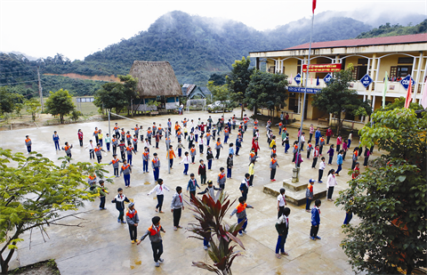 Un cours d’éducation physique au collège semi-internat des ethnies minoritaires Ly Tu Trong.