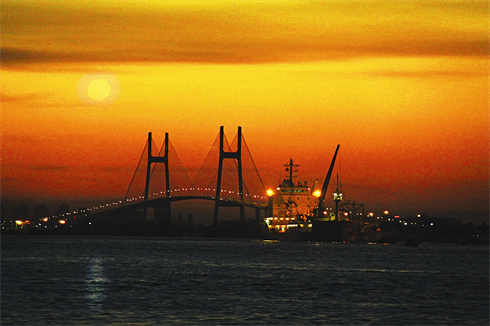 Le pont Phu My au crépuscule.