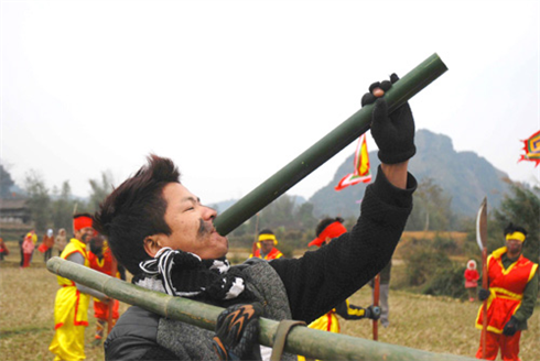 Souffler et faire résonner ce tube en bambou sert à appeler la pluie.