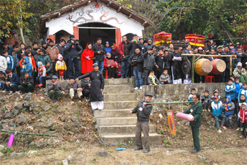 La procession de la mascotte dans le temple.