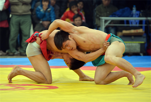 La lutte libre est toujours présente dans les festivals d’ethnies minoritaires.  Photo : Thanh Hà/VNA/CVN