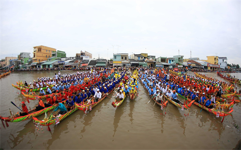 La course de pirogues (ghe ngo) dans la province de Bac Liêu (delta du Mékong).  Photo : Duy Khuong/VNA/CVN