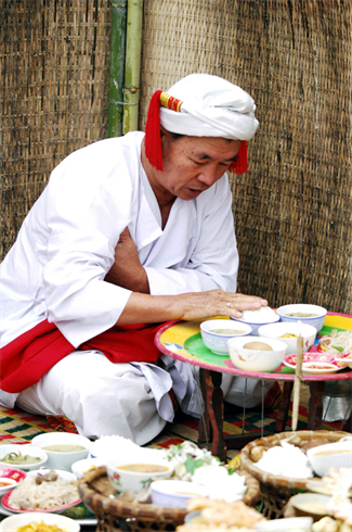 Le culte rituel des ancêtres durant la Pang katé. Photo : tintuc/CVN