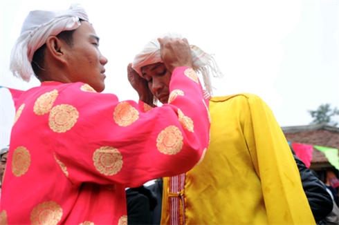 Préparation des costumes pour les rites. Photo : tintuc/CVN