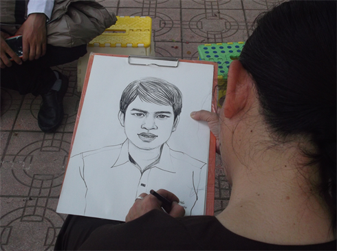 Le peintre complète un portrait dans une dizaine de minutes.