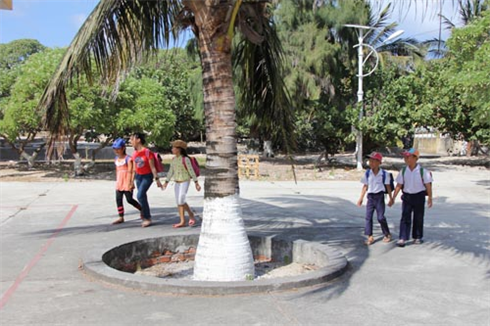 Les élèves sur le chemin de l’école. Photo : Tintuc/VNA/CVN