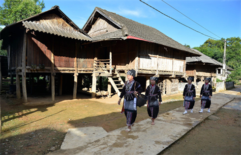 100 % des chemins entre les villages ont été bétonnés pour faciliter la circulation des personnes et des voyageurs depuis le village de Ban Hon. Photo : Thanh Hà/VNA/CVN