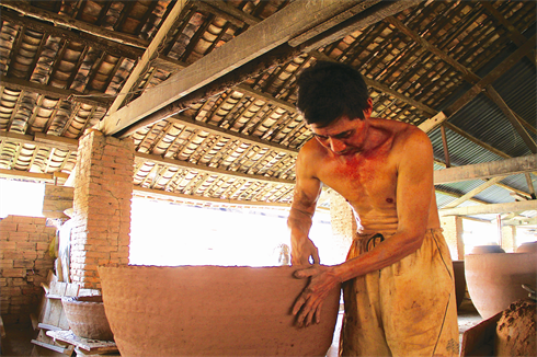 Un artisan chevronné au travail.