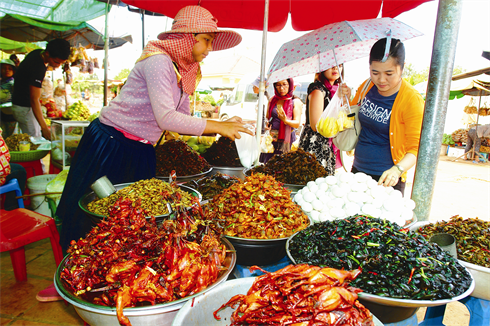 Le marché de Skun est connu pour ses insectes. 