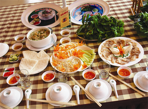 Le banh canh Trang Bàng et le papier de riz séché de Trang Bàng.