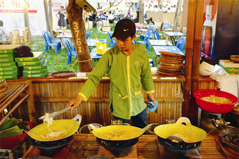 Présentation du banh xèo, un plat traditionnel du Sud. 