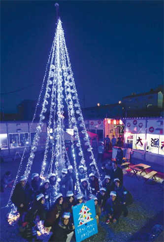 Le sapin de Noël pour les enfants de Kesennuma, province de Miyagi (Japon), touchée lourdement par le tremblement de terre et le tsunami en mars 2011.