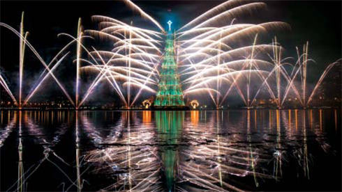 Plus de 3 millions d’ambules illuminent le grand sapin de Noël (85m de haut) de Rio de Janeiro (Brésil).