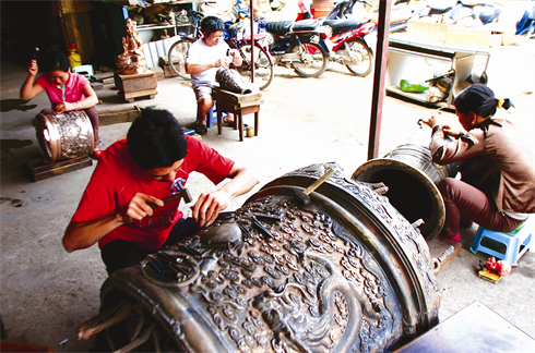 Dernières touches sur un produit à l’atelier Mai Hoa.