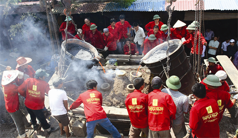 Fonte d’une cloche de cinq tonnes à l’atelier Mai Hoa.