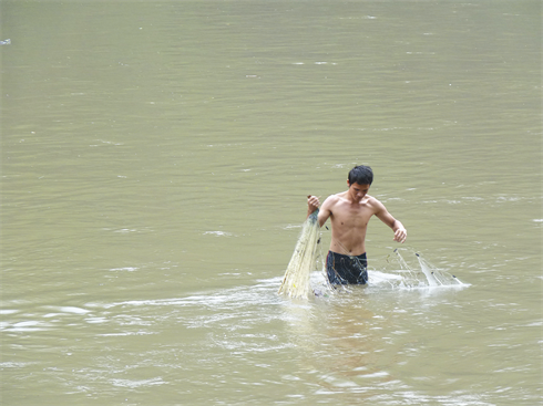 L’un des nombreux pêcheurs du village de Pac Ngoi