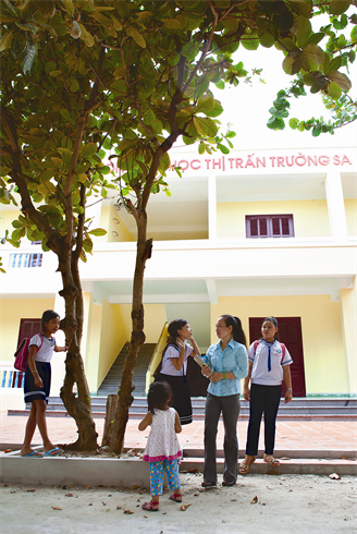 L’enseignante Bùi Thi Nhung et ses élèves.