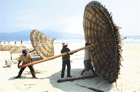 L’Installation des parasols nécessite plusieurs personnes.