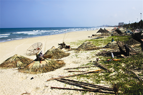 Des parasols de la plage My Khê en cours de réparation.