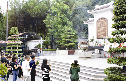 De nombreuses personnes participent à la cérémonie d’offrande de l’encens au Mémorial des dix jeunes héroïnes du carrefour Dông Lôc, province de Hà Tinh (Centre). Thanh Tùng/VNA/CVN    