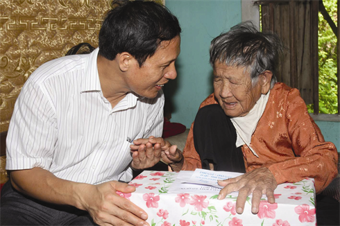 Cadeaux offerts à Nguyên Thi Mia, «Mère héroïne» qui a perdu son enfant pendant la guerre, province de Thanh Hoa. Dinh Huê/VNA    