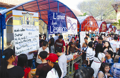 Rencontre de plusieurs établissements bilingues à l’occasion de la Fête de la Francophonie de Hô Chi Minh-Ville, tenue le 23 mars.   