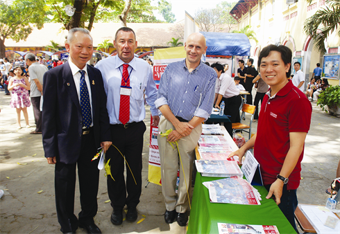 On s’agite autour du stand du Courrier du Vietnam.   