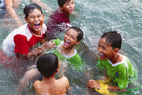 La plage attire surtout des enfants des localités voisines. 