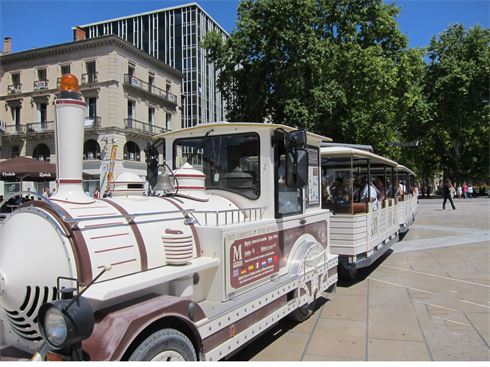 Le petit train touristique propose aux touristes une visite de 40 minutes dans les rues emblématiques de la ville en traversant le cœur historique.   