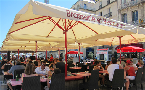 Ambiance conviviale dans les terrasses de café sur la place de la Comédie.  