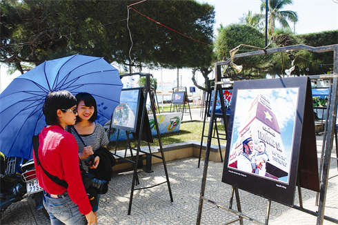 Exposition de photos sur l’archipel de Truong Sa, présentée par les cafés Mê Trang - Khanh Hoà. 