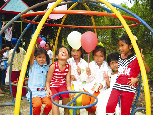 Des enfants participant aux jeux.