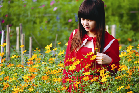 De la jeune fille ou des fleurs, qui est la plus charmante ?    