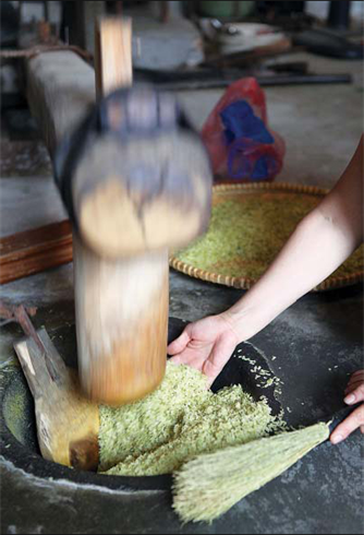 Les grains sont décortiqués avant d’être pilés.